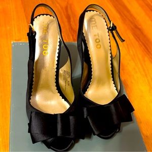 BRAND NEW Me Too Black satin bow heels (Size 6.5)